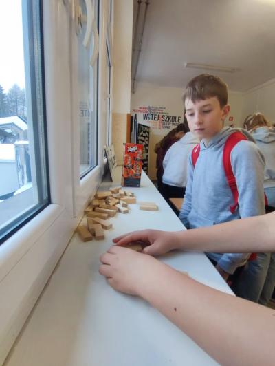 Uczniowie w akcji zaproponowanych aktywności na czas przerw międzylekcyjnych