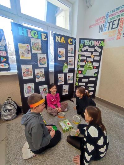 Uczniowie w akcji zaproponowanych aktywności na czas przerw międzylekcyjnych