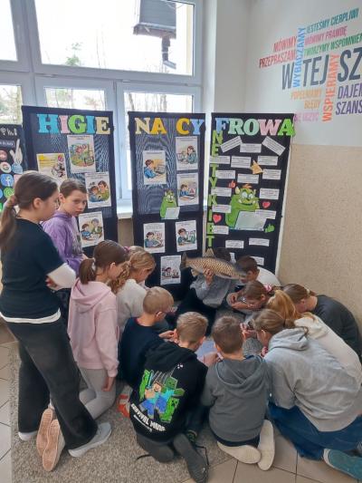 Uczniowie w akcji zaproponowanych aktywności na czas przerw międzylekcyjnych