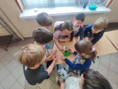 Uczniowie w akcji zaproponowanych aktywności na czas przerw międzylekcyjnych