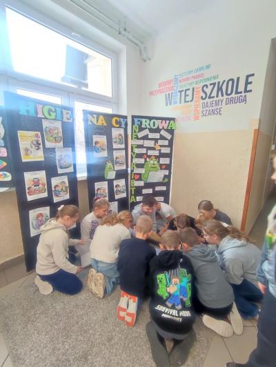 Uczniowie w akcji zaproponowanych aktywności na czas przerw międzylekcyjnych