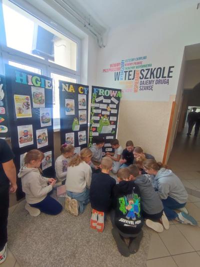 Uczniowie w akcji zaproponowanych aktywności na czas przerw międzylekcyjnych