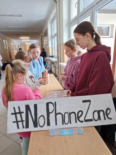 Uczniowie w akcji zaproponowanych aktywności na czas przerw międzylekcyjnych