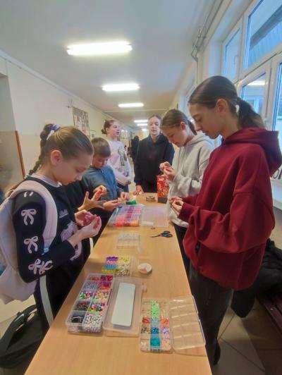 Uczniowie w akcji zaproponowanych aktywności na czas przerw międzylekcyjnych