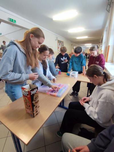 Uczniowie w akcji zaproponowanych aktywności na czas przerw międzylekcyjnych