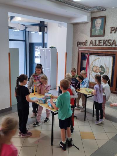 Uczniowie w akcji zaproponowanych aktywności na czas przerw międzylekcyjnych