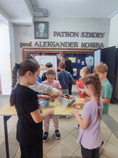 Uczniowie w akcji zaproponowanych aktywności na czas przerw międzylekcyjnych