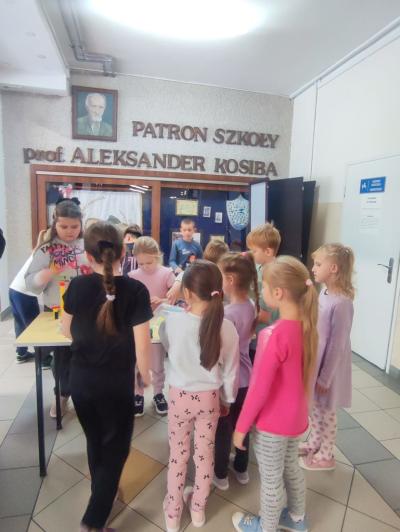 Uczniowie w akcji zaproponowanych aktywności na czas przerw międzylekcyjnych