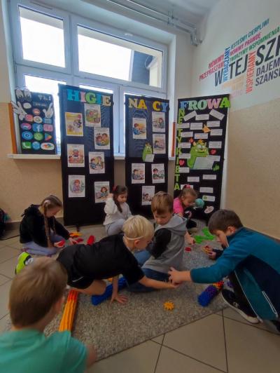 Uczniowie w akcji zaproponowanych aktywności na czas przerw międzylekcyjnych