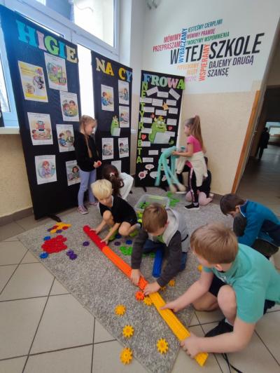 Uczniowie w akcji zaproponowanych aktywności na czas przerw międzylekcyjnych