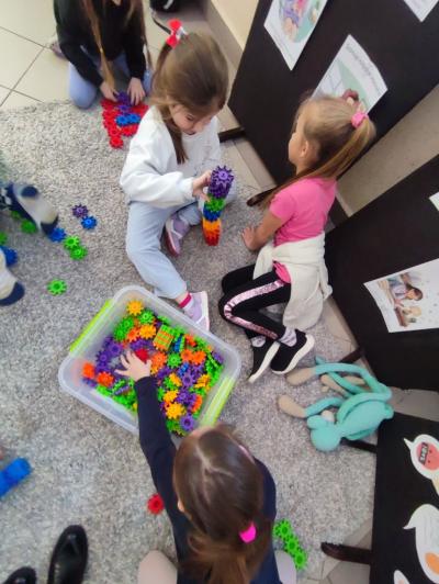 Uczniowie w akcji zaproponowanych aktywności na czas przerw międzylekcyjnych