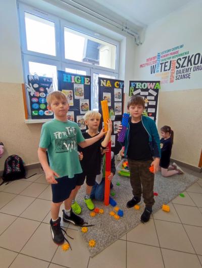 Uczniowie w akcji zaproponowanych aktywności na czas przerw międzylekcyjnych