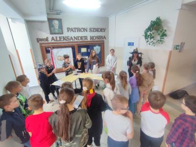 Uczniowie w akcji zaproponowanych aktywności na czas przerw międzylekcyjnych