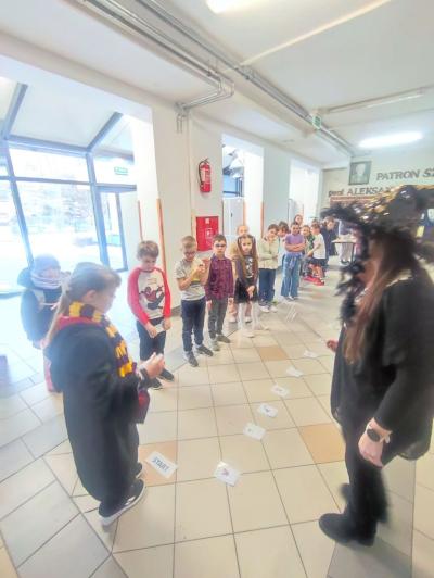 Uczniowie w akcji zaproponowanych aktywności na czas przerw międzylekcyjnych