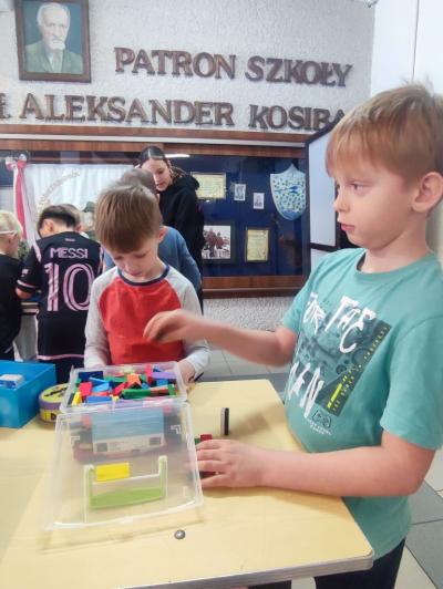 Uczniowie w akcji zaproponowanych aktywności na czas przerw międzylekcyjnych