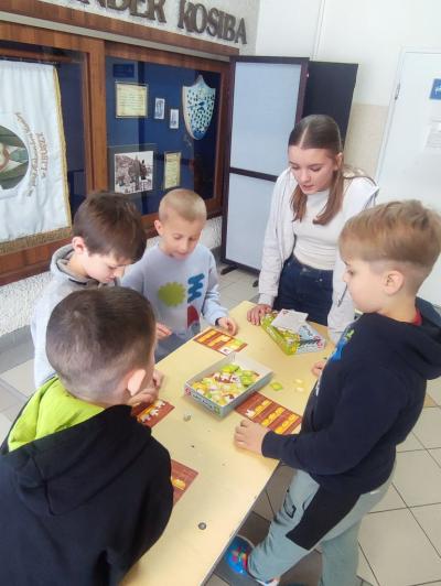 Uczniowie w akcji zaproponowanych aktywności na czas przerw międzylekcyjnych