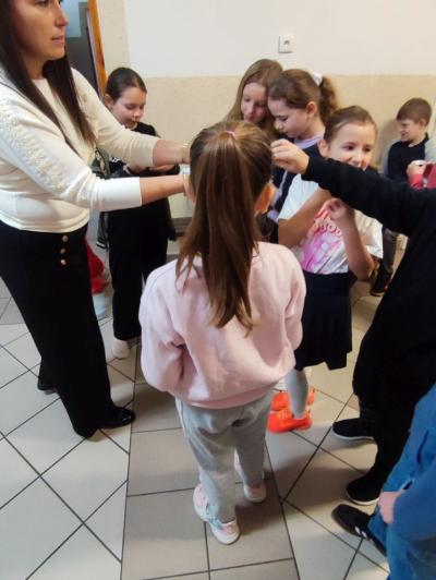 Uczniowie w akcji zaproponowanych aktywności na czas przerw międzylekcyjnych- Break Challenge