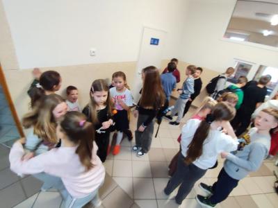 Uczniowie w akcji zaproponowanych aktywności na czas przerw międzylekcyjnych - Break Challenge