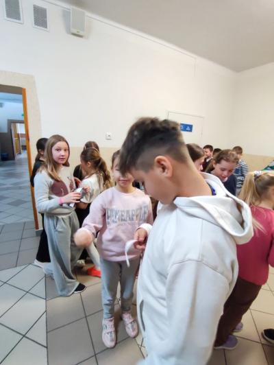 Uczniowie w akcji zaproponowanych aktywności na czas przerw międzylekcyjnych - Break Challenge