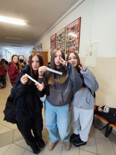 Uczniowie w akcji zaproponowanych aktywności na czas przerw międzylekcyjnych - Break Challenge