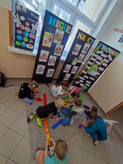 Uczniowie w akcji zaproponowanych aktywności na czas przerw międzylekcyjnych - klocki Korbo Steam