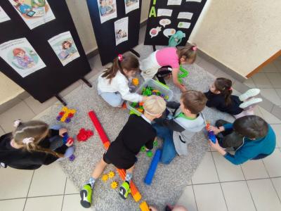 Uczniowie w akcji zaproponowanych aktywności na czas przerw międzylekcyjnych - klocki Korbo Steam