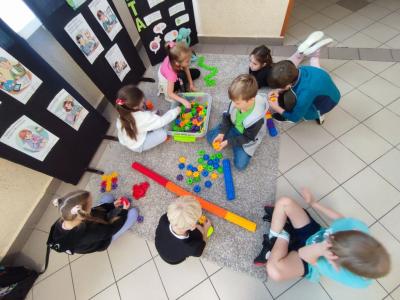 Uczniowie w akcji zaproponowanych aktywności na czas przerw międzylekcyjnych - klocki Korbo Steam