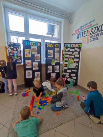 Uczniowie w akcji zaproponowanych aktywności na czas przerw międzylekcyjnych - klocki Korbo Steam