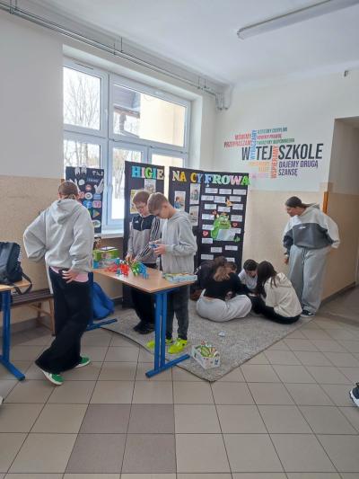 Uczniowie w akcji zaproponowanych aktywności na czas przerw międzylekcyjnych