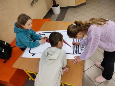 Uczniowie wykonujący plakat Bateria Dobrostanu