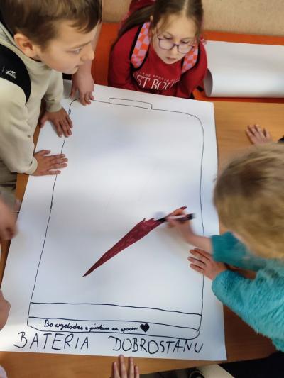 Uczniowie wykonujący plakat Bateria Dobrostanu