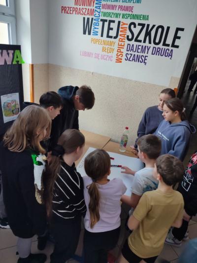 Uczniowie zbierający głosy na tak - nie z telefonem