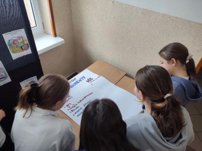 Uczniowie zbierający głosy - telefon na tak-nie.