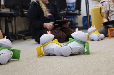 Uczniowie rozgrywają mecz za pomocą robotów Photon