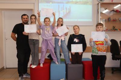 Uczniowie wraz z opiekunem po wręczeniu dyplomów