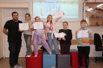 Uczniowie wraz z opiekunem po wręczeniu dyplomów