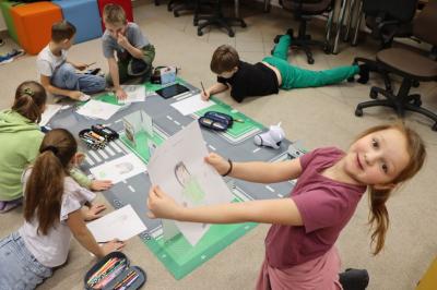 Uczniowie podczas zajęć robotyki