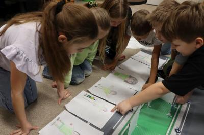 Uczniowie podczas zajęć robotyki