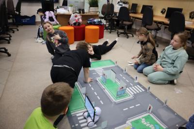 Uczniowie podczas zajęć robotyki