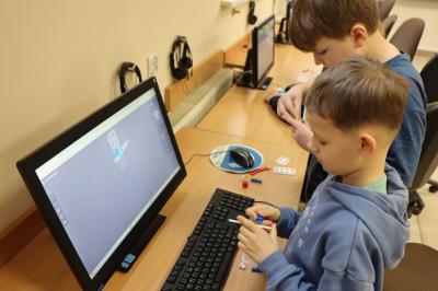 Uczniowie podczas zajęć robotyki