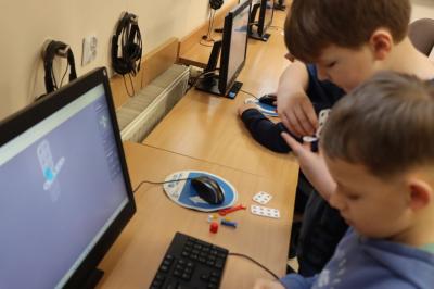 Uczniowie podczas zajęć robotyki