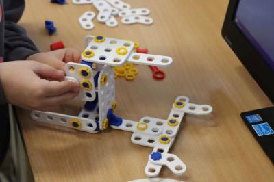 Uczniowie podczas zajęć robotyki