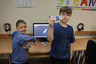 Uczniowie podczas zajęć robotyki