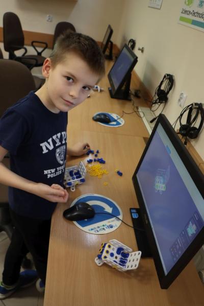 Uczniowie podczas zajęć robotyki