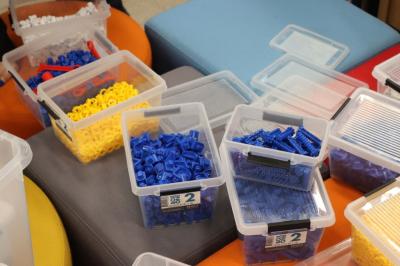 Uczniowie podczas zajęć robotyki