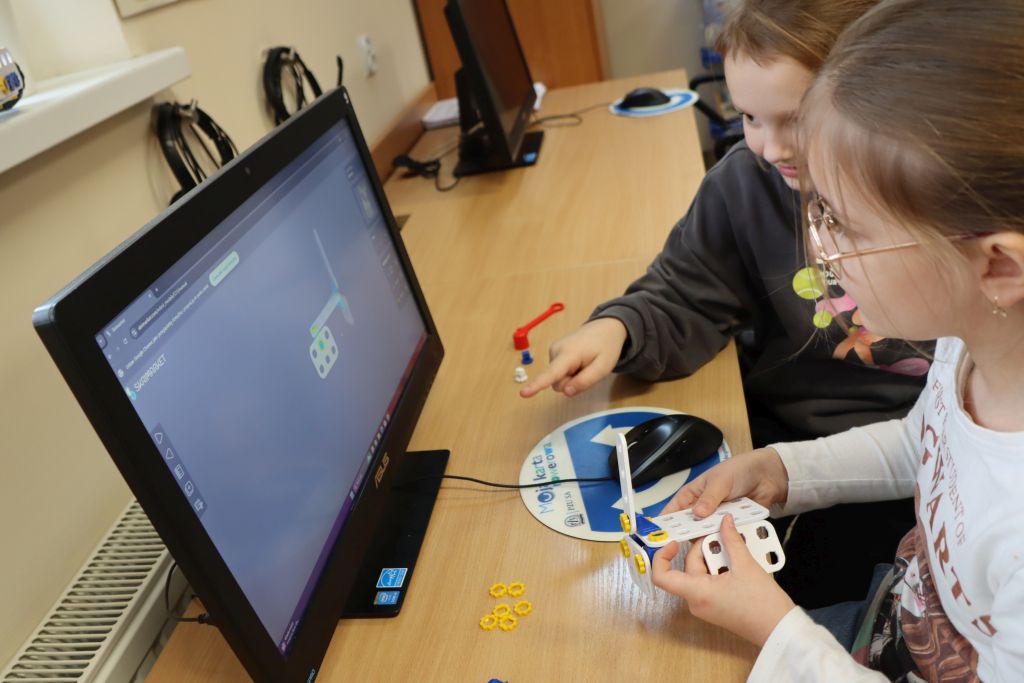Uczniowie podczas zajęć robotyki