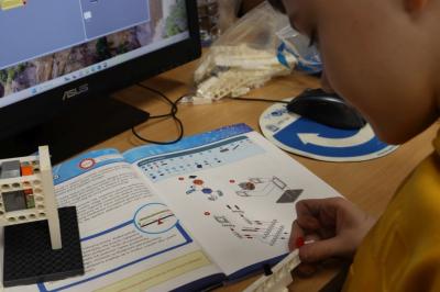 Uczniowie podczas zajęć robotyki