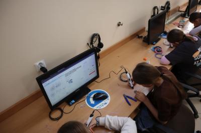 Uczniowie podczas zajęć robotyki