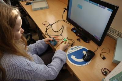 Uczniowie podczas zajęć robotyki