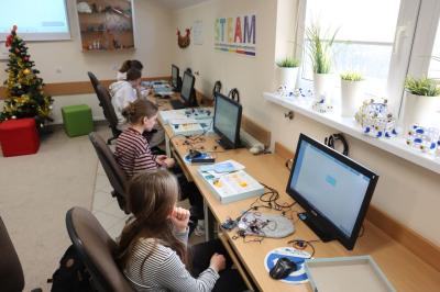 Uczniowie podczas zajęć robotyki